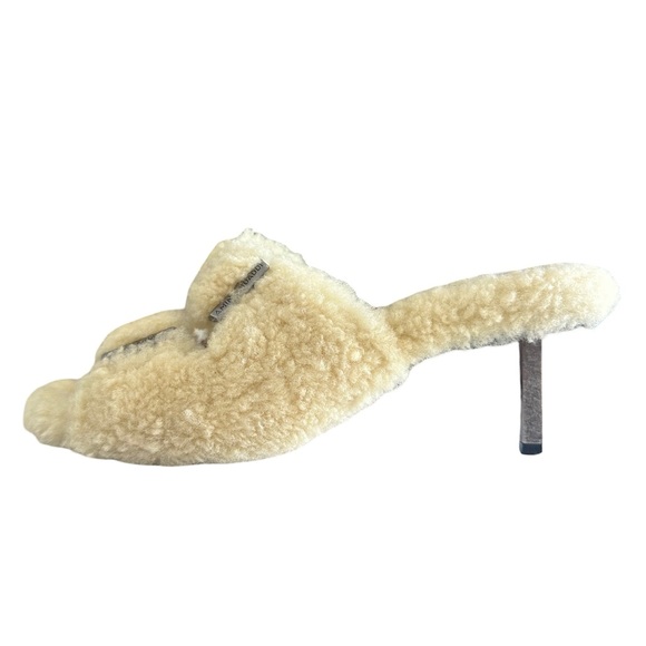 Amina Muaddi Shoes - Amina Muaddi Millie Mellow Yellow Shearling Sandals size 39
Very good condition
